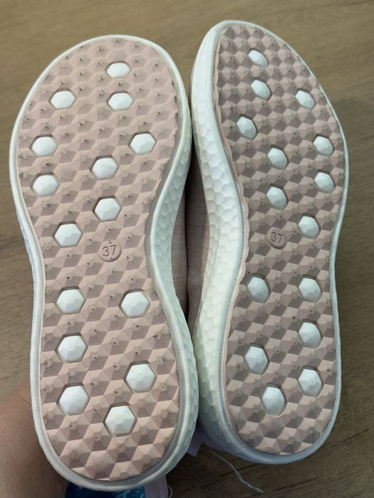 Кроссовки новые женские