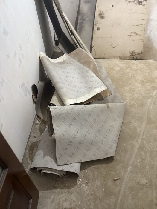 Дрова, старые доски, линолеум.