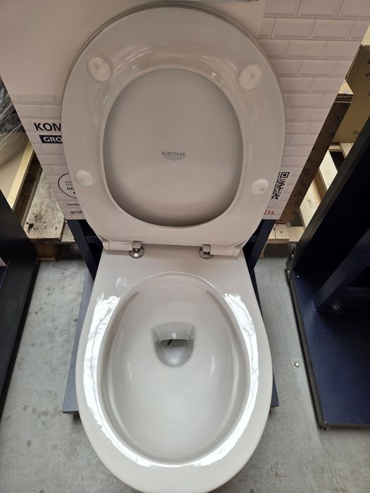 Структура и тоалетна чиния с кпак и бутон grohe
