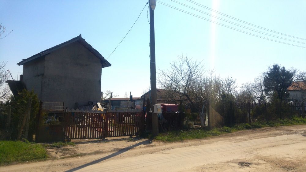 Продавам къща в с.Храброво, обл. Добрич с двор, лозе и овошки