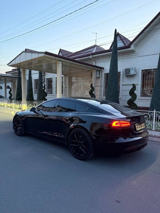 Tesla Model S 2023 — 2