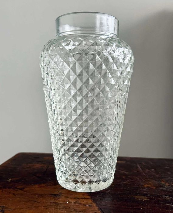 Красива стъклена ваза