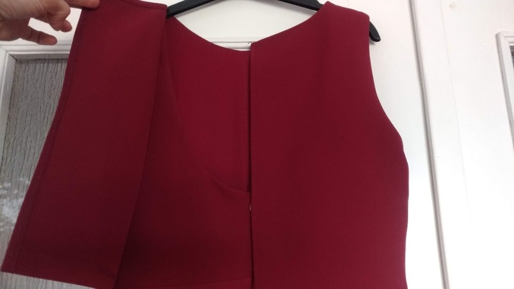 Рокля с интересен гръб