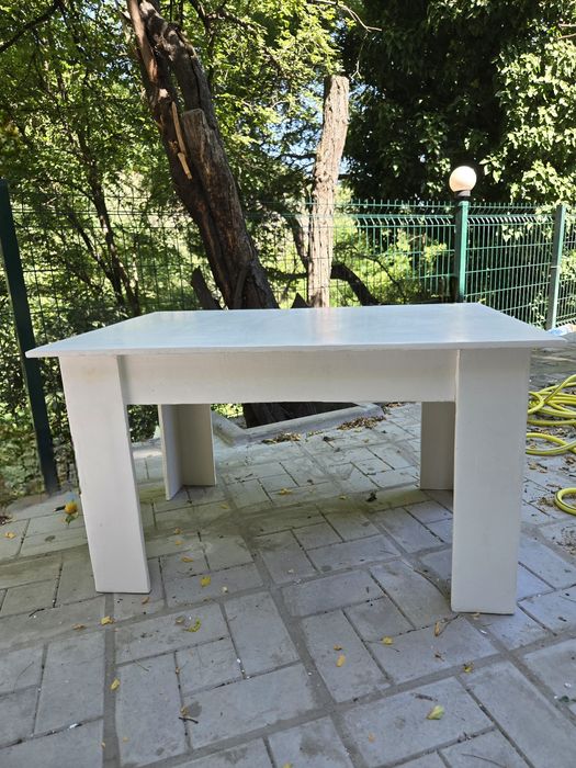 Ръчно изработена маса от дърво с декоративна мазилка