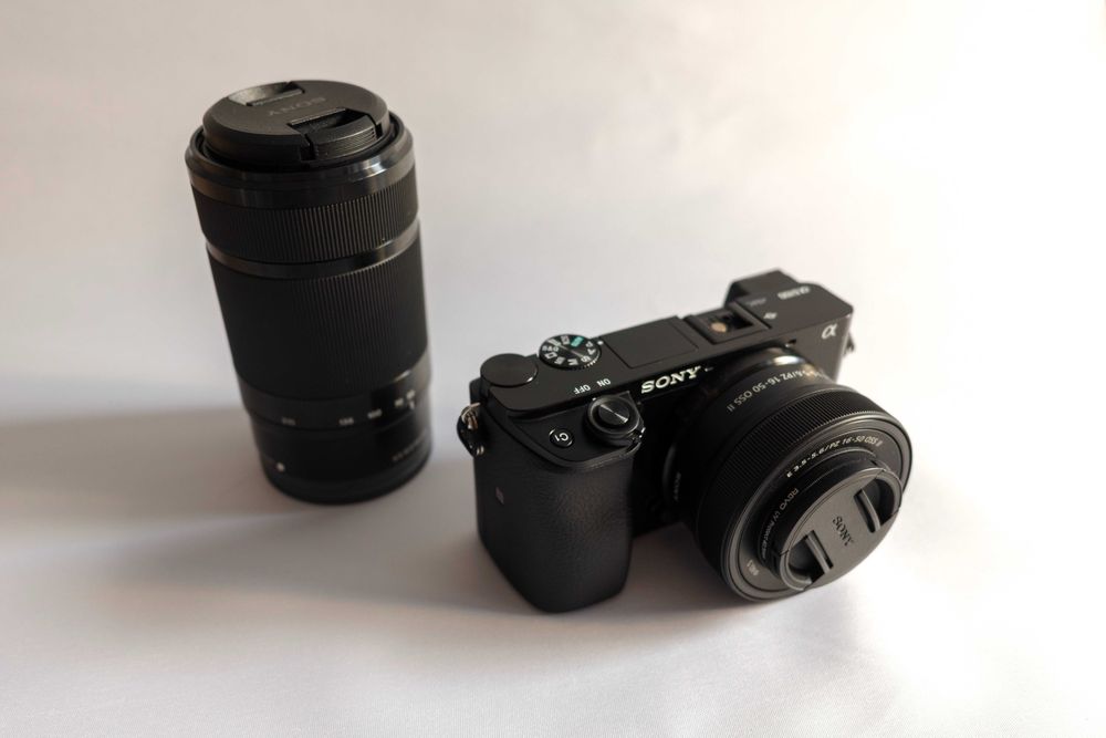 Aparat Foto Mirrorless Sony Alpha A6100 24.2MP Kit 16-50mm II F3.5-5.6 OSS II + 55-210mm F4.5-6.3 OSS