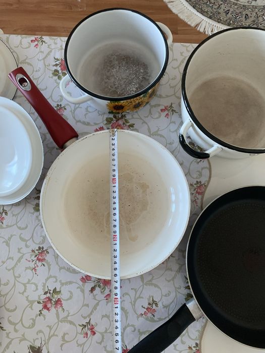 Сковородки, кастрюли.