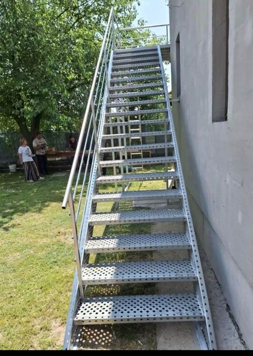 Vând scări metalice zincate la comandă
Execut scări metalice zincate d