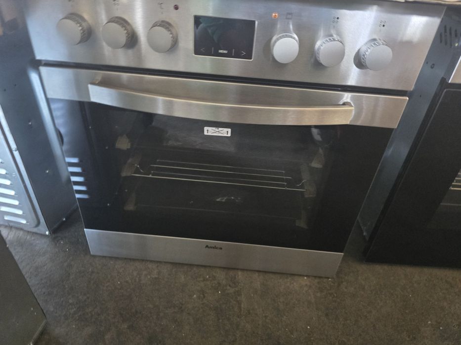 Нов комплект фурна с котлони за вграждане Amica