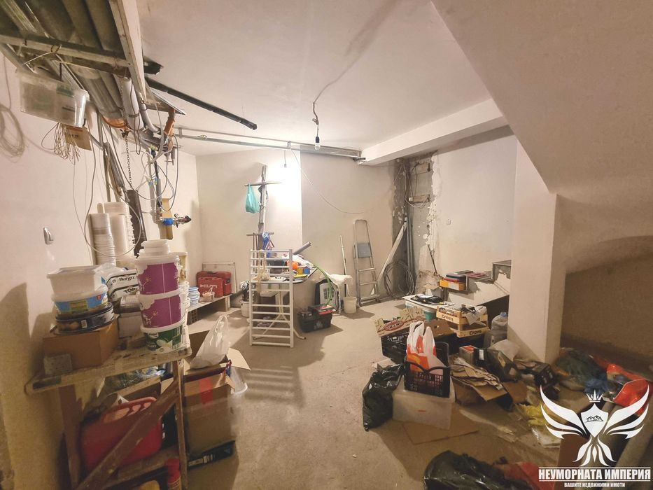 Продавам къща с РЗП 430кв. с двор 835кв. в гр. Пловдив, кв. Беломорски