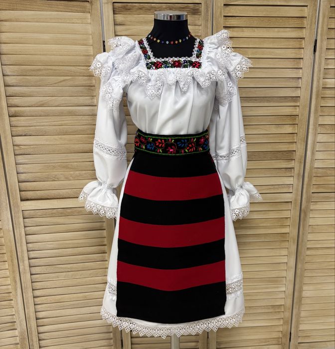 Costum popular femei din  Maramureș cu Zadii/catrinte