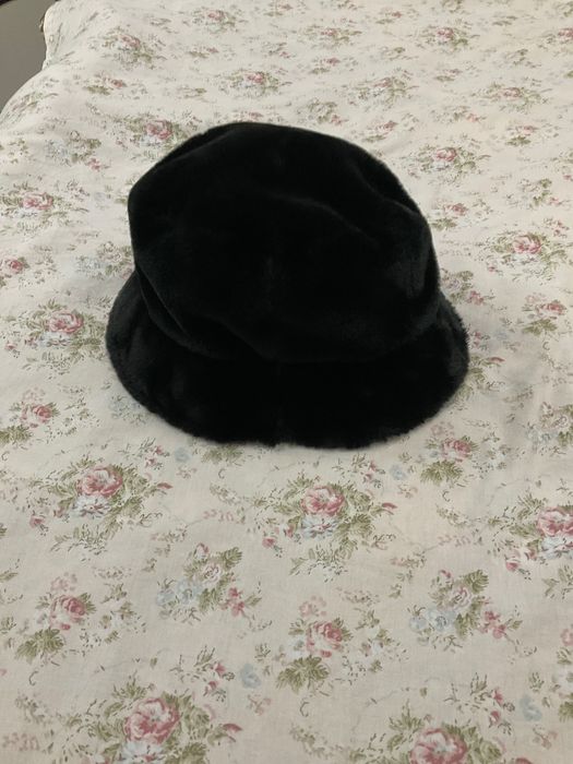 Черна шапка с козина ot Bershka