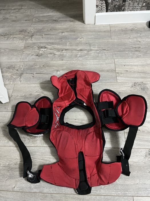 Продам хоккейную нагрудник