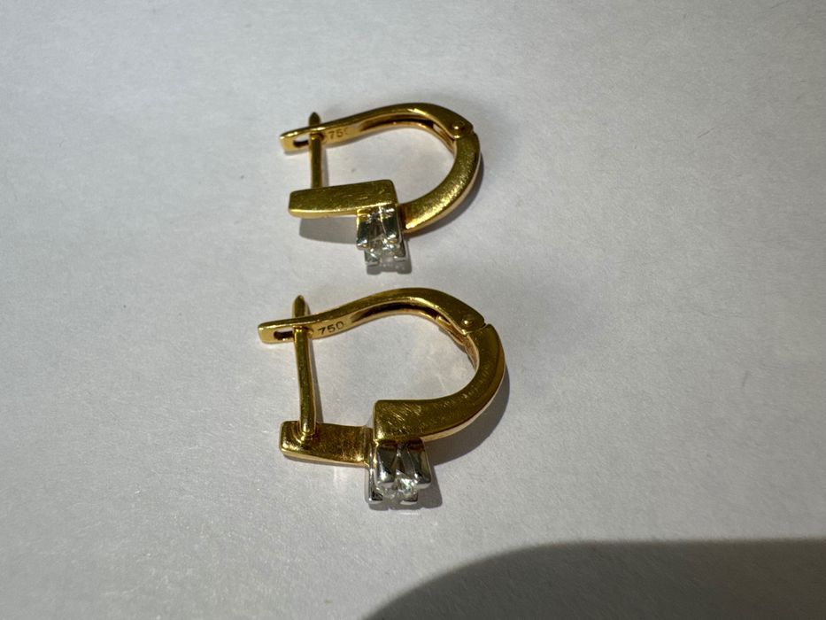 Серьги 750 пробы с бриллиантом