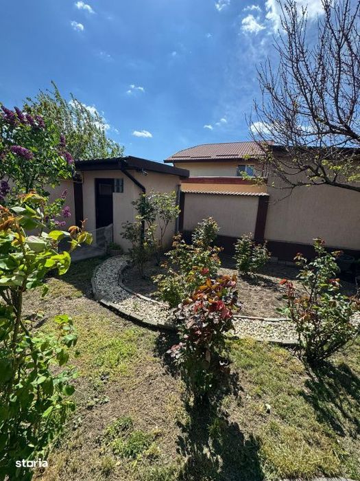 Vila Superba pentru 2 familii /9 Camere /Curte 721