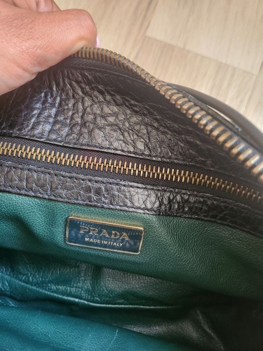 Оригинална кожена чанта Prada (с код)