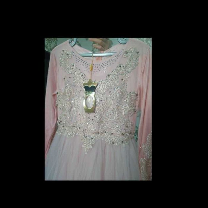 Och pushti rang oqshom libosi.