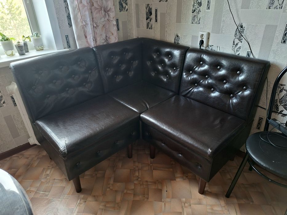 Угловой диван на кухню