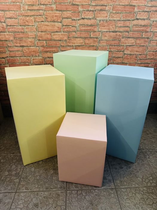 Украса- Квадратни маси влизащи една в друга и стандартни