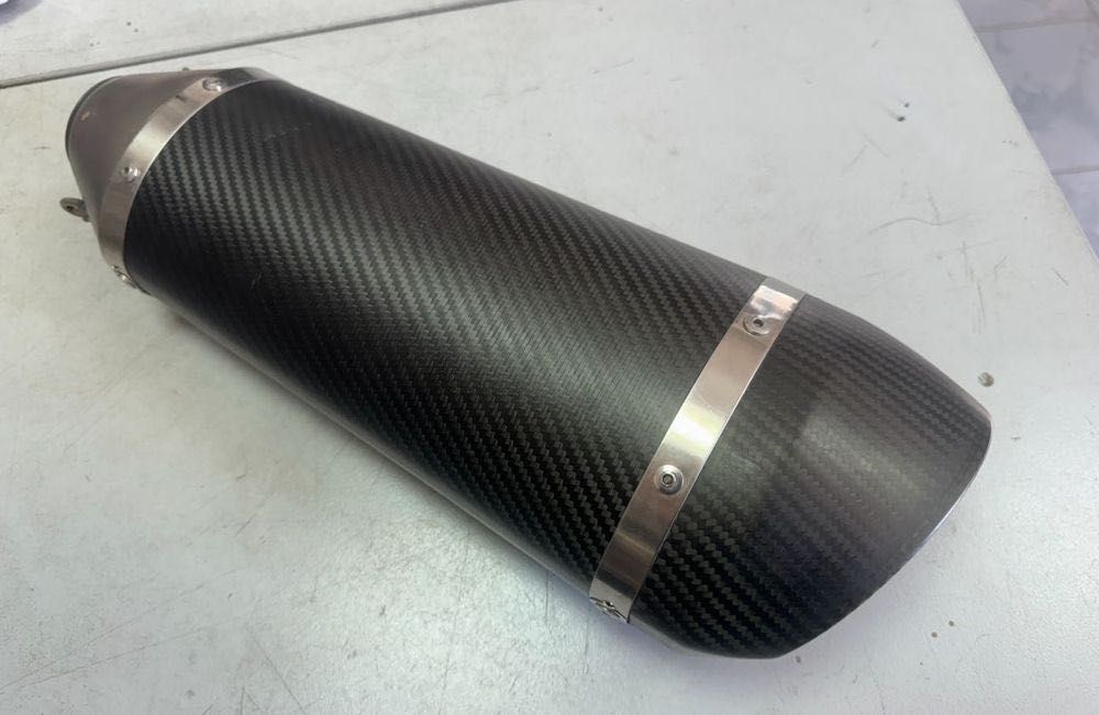 Оригинален карбонов ауспух на LeoVince