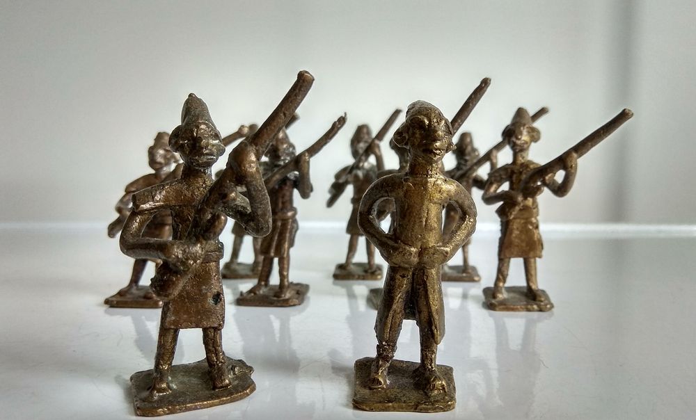 Бронзови фигурки на войници.