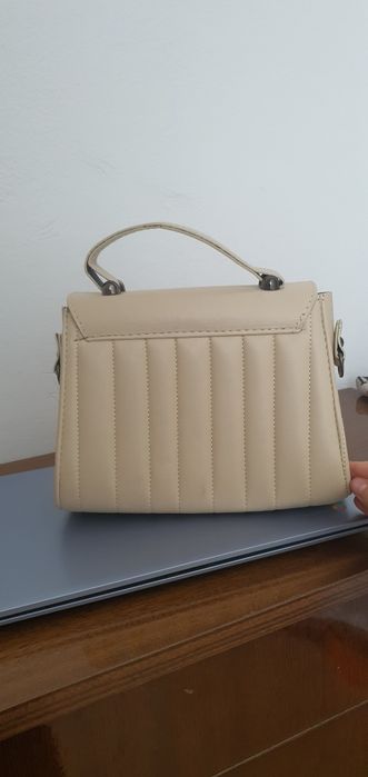 Дамска чанта в бежово