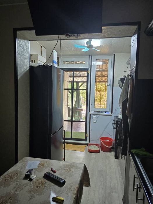 Продам 2х комнотную квартиру на 1-вом этаже с подвалом и трассой.