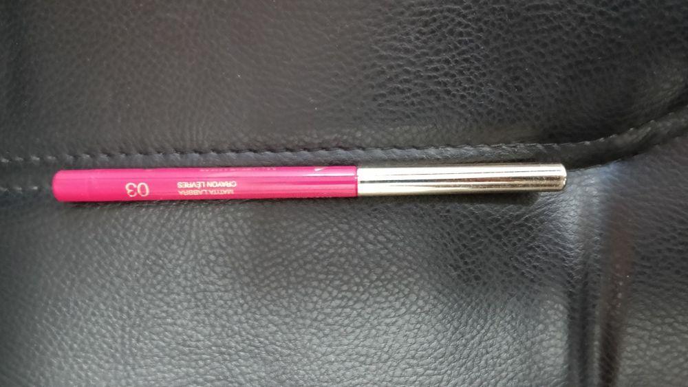 creion contur buze kiko