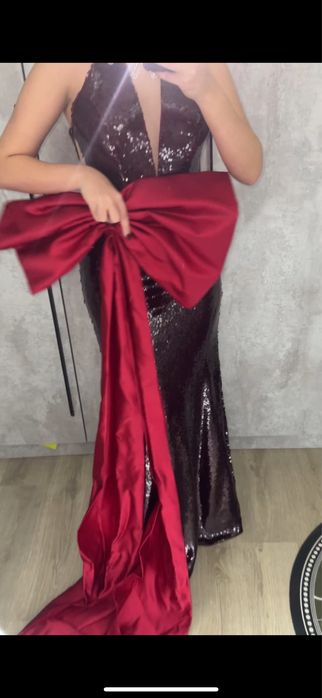 Платье новогоднее блестящее с бантом  . Очень красивоп