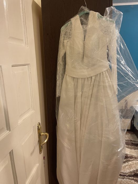 Vand Rochie Mireasa !