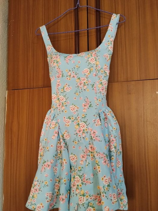 Продавам ефирна и стилна рокля