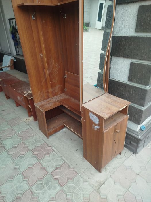 Отдам даром прихожей