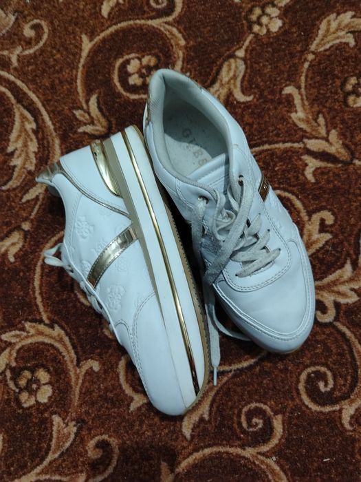 Adidași sport Guess