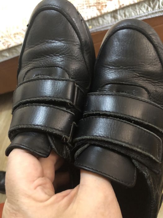 Продаются ботинки.