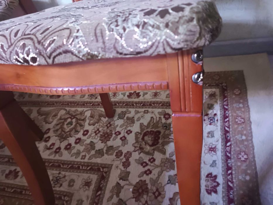 Стол и стулья в комплекте