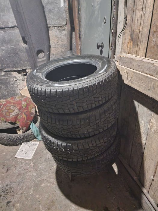 Продаю зимние шипованые шины.