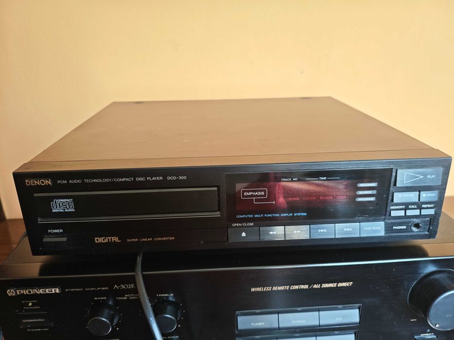 стерео HI-FI усилвател,изключително запазен със дистанционно за увеличаване на звука