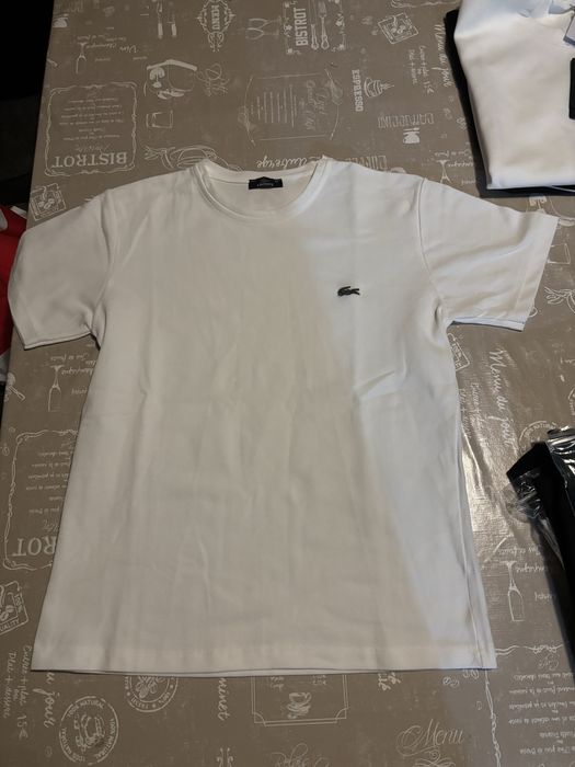 Tricou Lacoste.