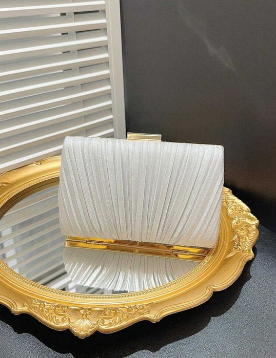 Чисто нова сребриста чанта клъч