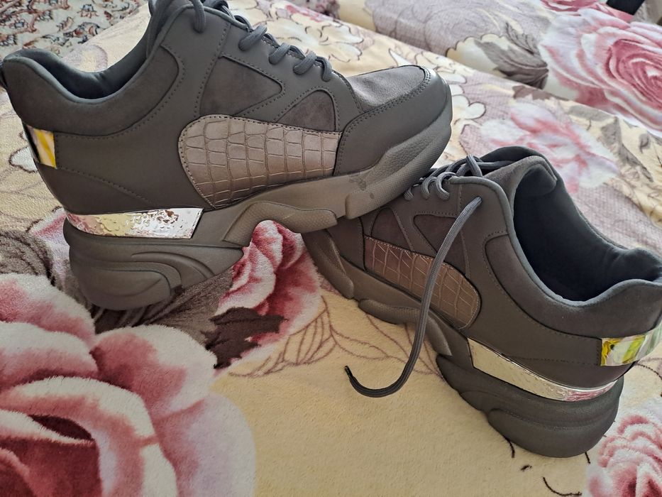 Кроссовки  женские