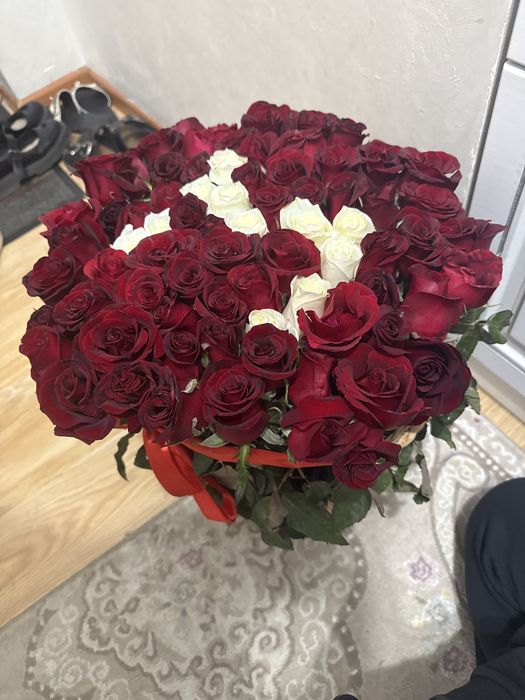 Цветы в корзине с буквой М, 60+ шт