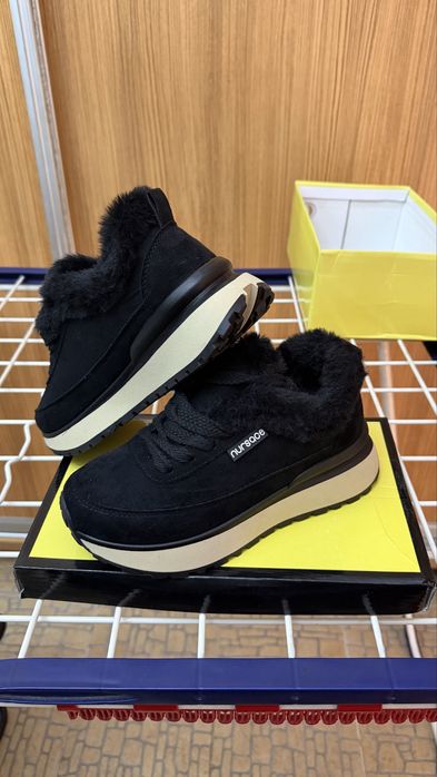 Продам черные кроссовки