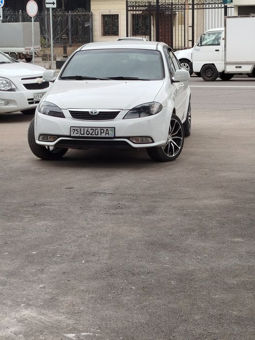 Mashina yaxshi xolatda faqat naxtga sotiladi pul zarur