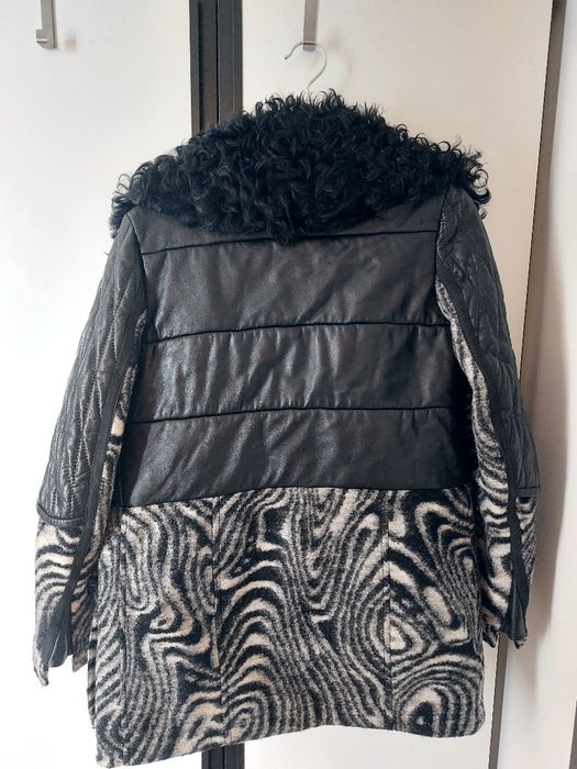 Зимно палто в черен цвят.