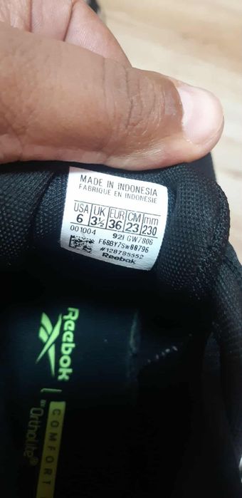 Papuci reebok 150 lei perechea