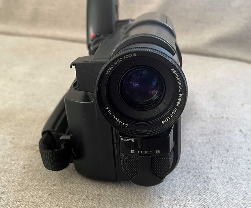 Camera video Hitachi VM-H610E Hi8 PAL cu incarcator si acumulatori