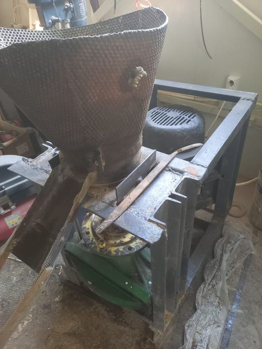 Vând Presa peleti lemn matrita ,motor trifazic 15 kw  .