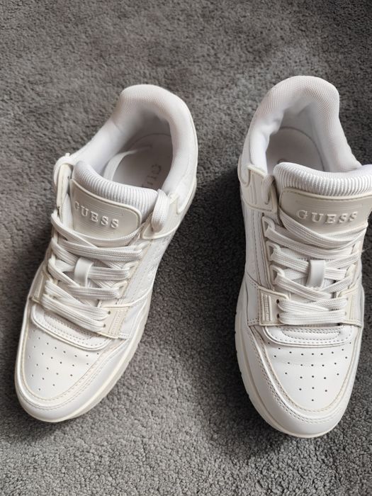 Бели маратонки Guess, 38 номер