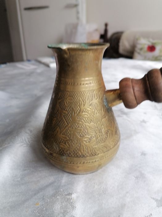 Джезве с инкрустирани фигури