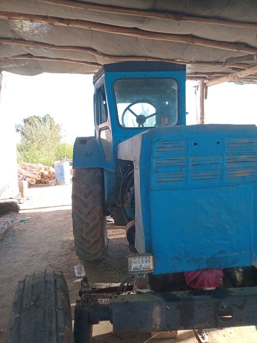 Трактор сотилади срочно, нархини келишамиз