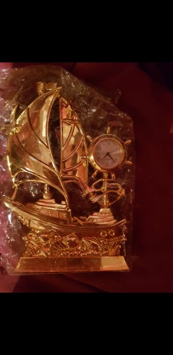 Продам настольные часы новые